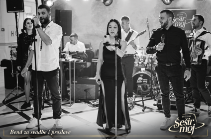 Pevačica, harmonikaš i saksofonista orkestra Šešir moj tokom nastupa uživo