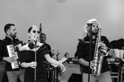 Pevačica, harmonikaš i saksofonista orkestra Šešir moj tokom nastupa uživo