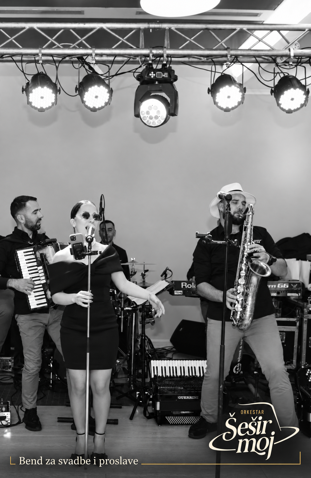 Pevačica, harmonikaš i saksofonista orkestra Šešir moj tokom nastupa uživo