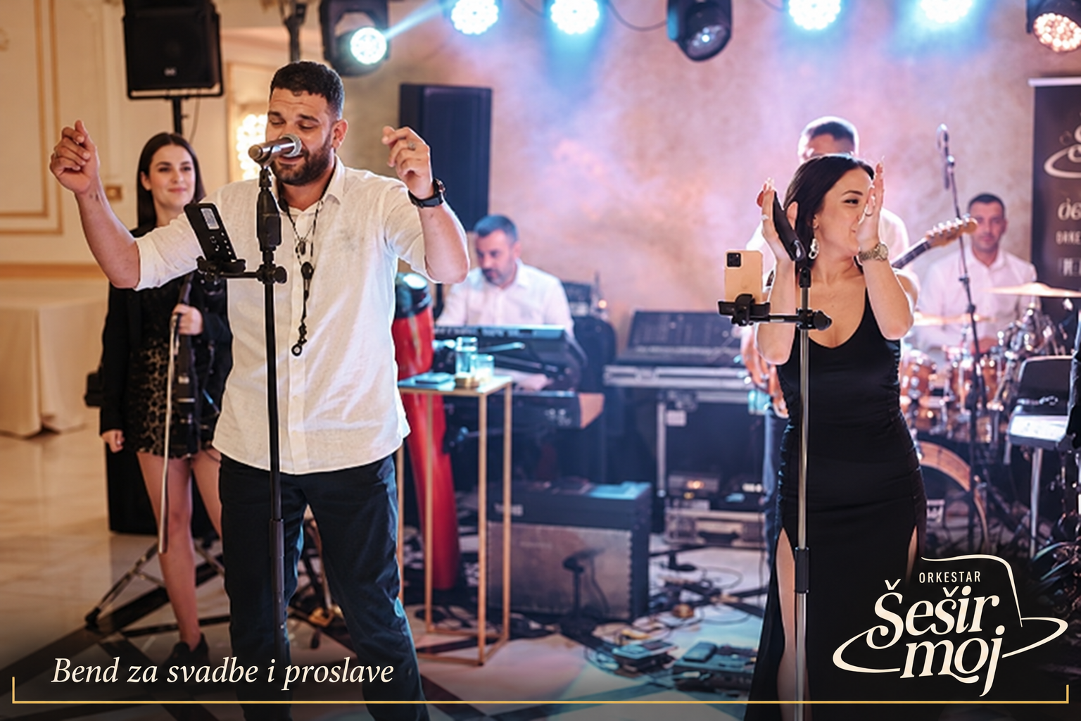 Pevač i pevačica benda Šešir moj uz pratnju muzičara na proslavi