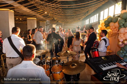 Orkestar Šešir moj svira među gostima u svečanoj sali