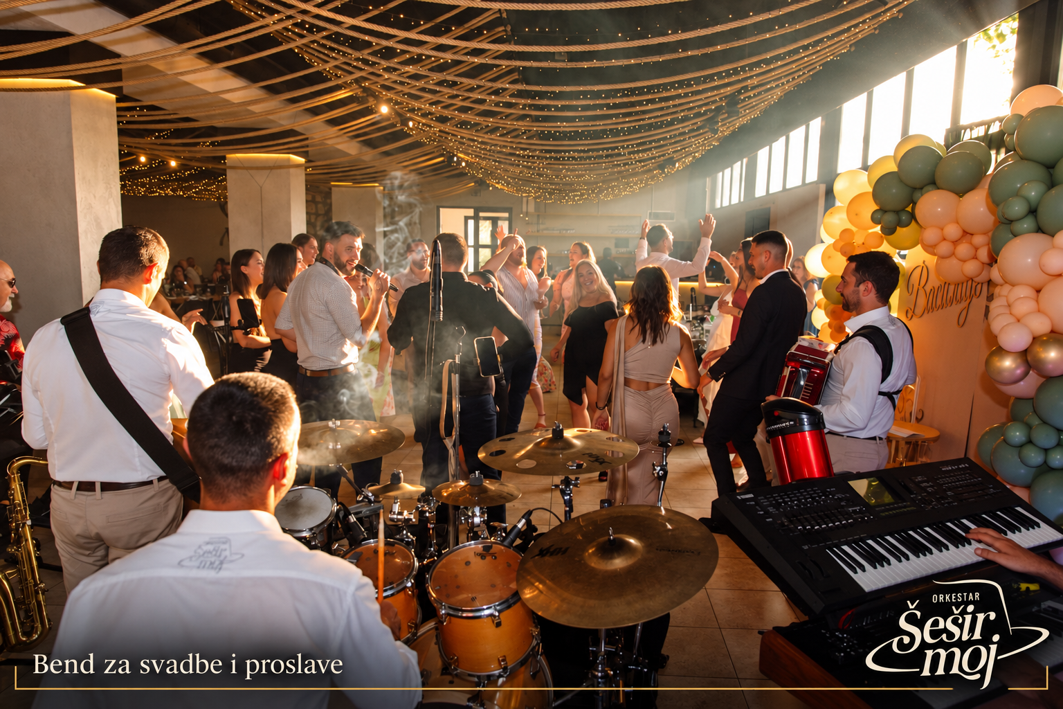 Orkestar Šešir moj svira među gostima u svečanoj sali