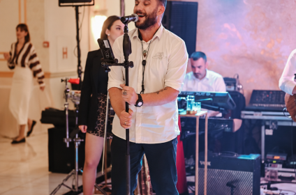 Pevač orkestra Šešir moj iz Čačka tokom nastupa uživo na proslavi