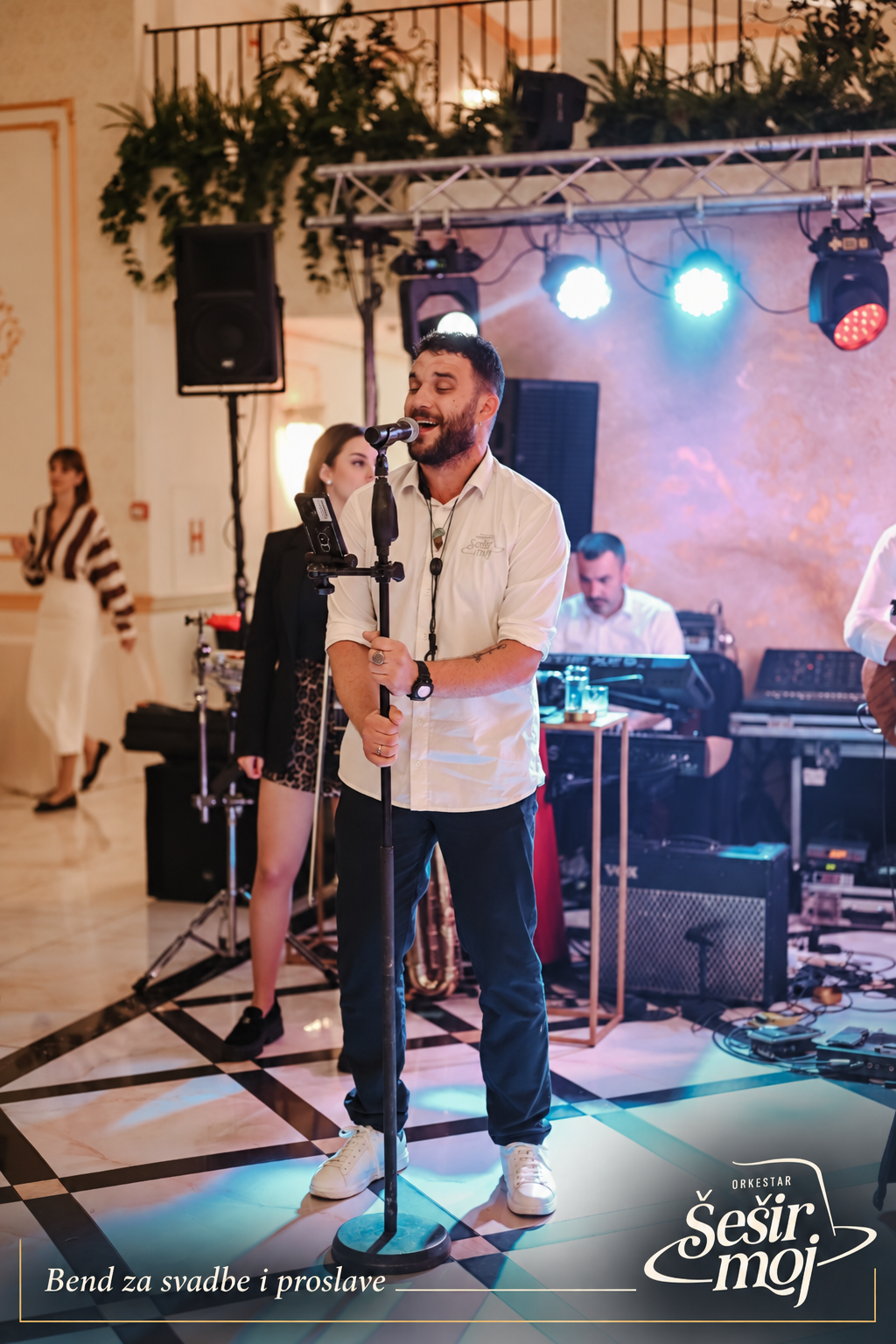 Pevač orkestra Šešir moj iz Čačka tokom nastupa uživo na proslavi