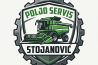 Robusni industrijski logotip u obliku štita za 'POLJO SERVIS STOJANOVIĆ' oivičen zupčanicima, sa snažnom siluetom kombajna i zelenim akcentima. Tekst 'POLJO SERVIS' je na vrhu, a 'STOJANOVIĆ' na dnu.